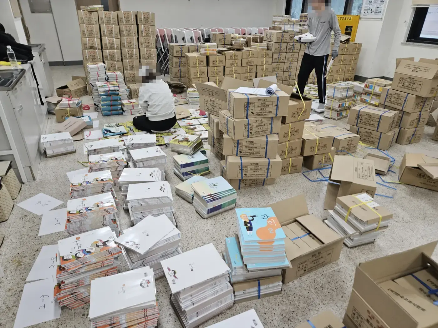 학년과 과목별로 교과서를 분류하는 작업